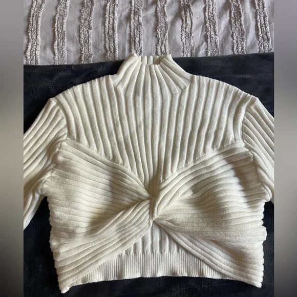 White sweater, from Julie’s boutique in a size large - Picture 3 of 4